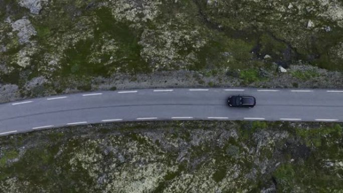 穿越挪威高地的道路上汽车的风景鸟瞰图