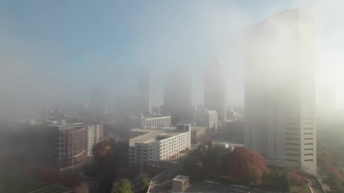 美国中西部清晨被雾和烟雾覆盖的城市和城镇建筑