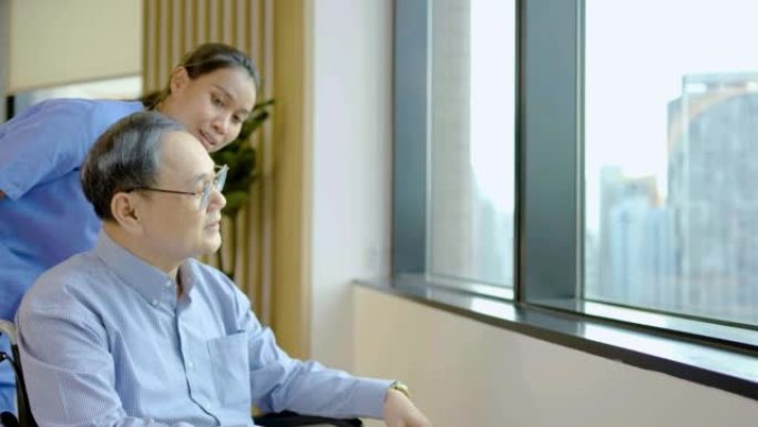 亚洲女医生或护士治疗患有抑郁症的老年患者他坐在轮椅上。老年患者的概念，老年抑郁症。高级保健