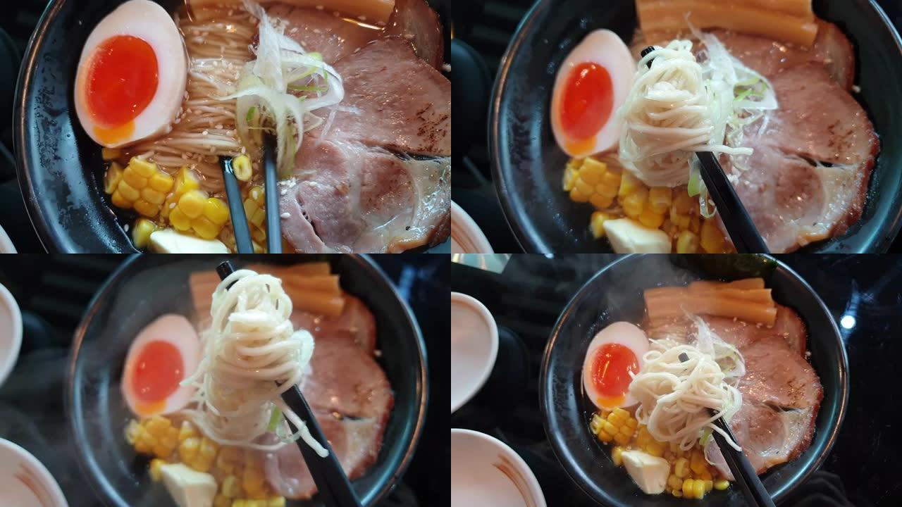 吃福建札幌黄油玉米拉面配茶树烧烤猪肉、鸡蛋和negi日本面条料理