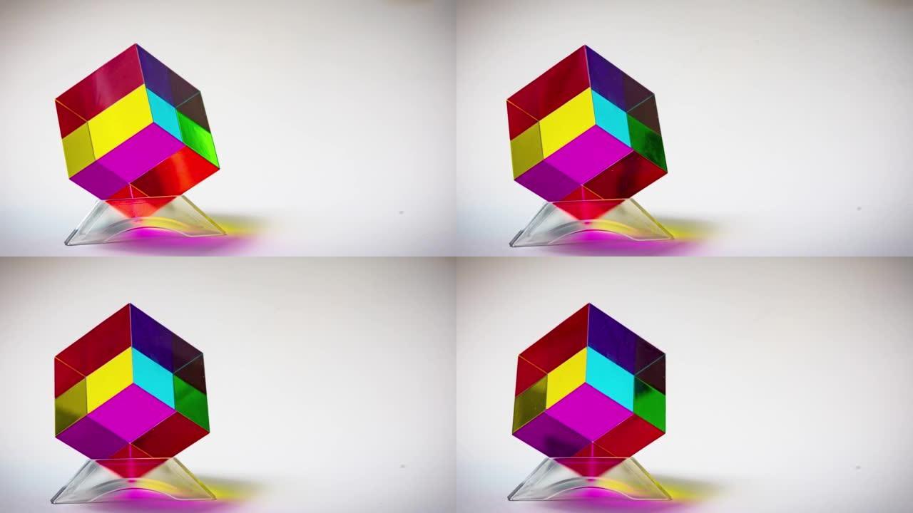 偏振光被白色背景上的玻璃立方体混合在基本颜色的变化中