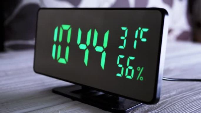 数字时钟在绿色显示上午9:44上显示时间、温度、空气湿度