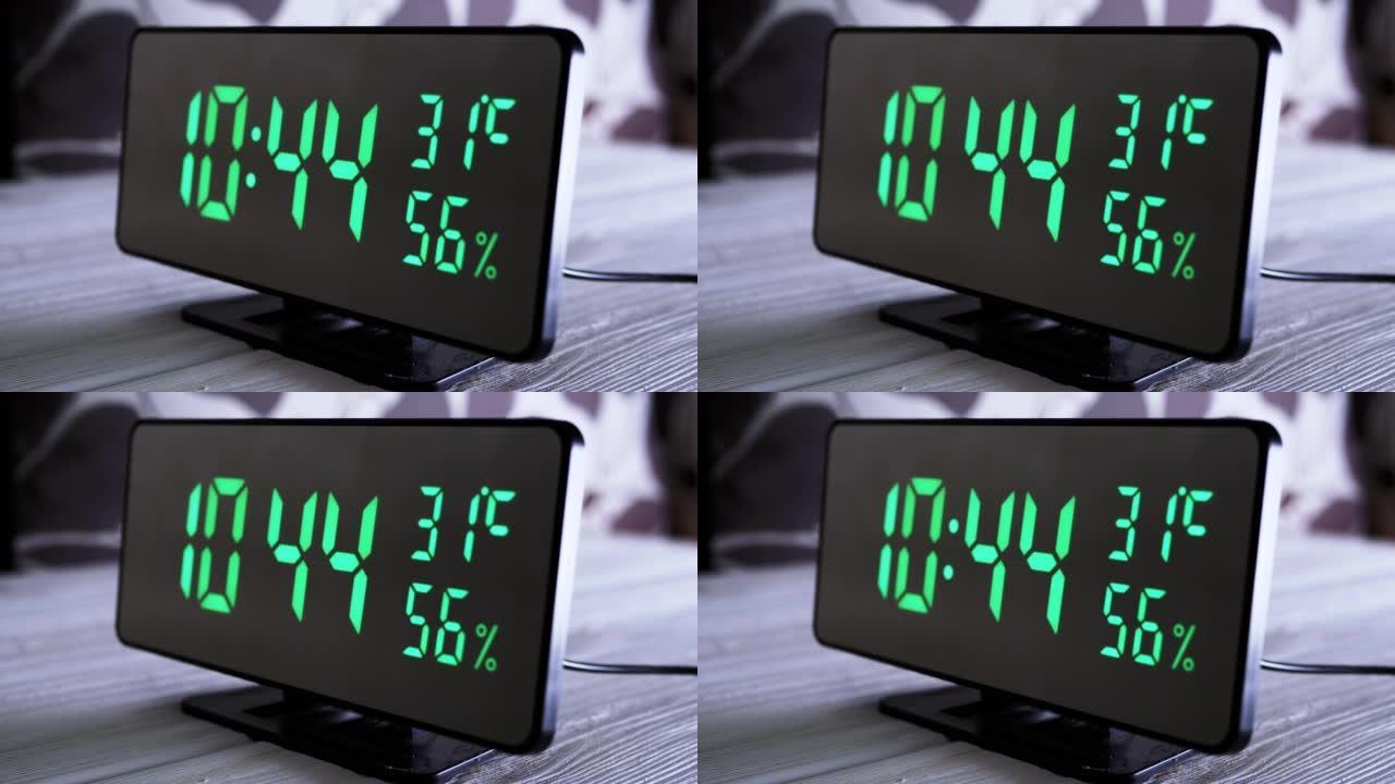 数字时钟在绿色显示上午9:44上显示时间、温度、空气湿度