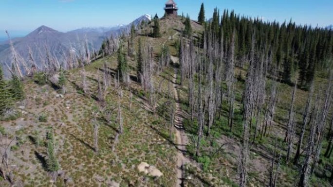蒙大拿州冰川国家公园火灾了望台的航拍画面，背后是高耸的山脉