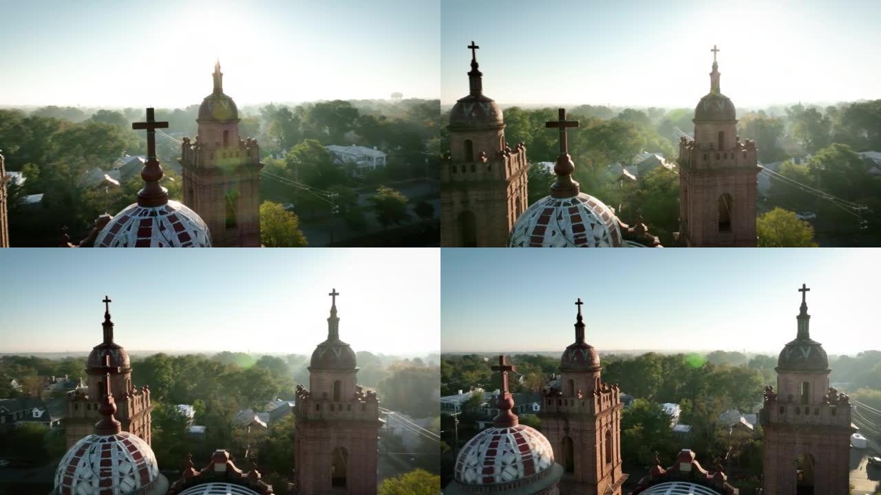 日出时的教堂尖塔