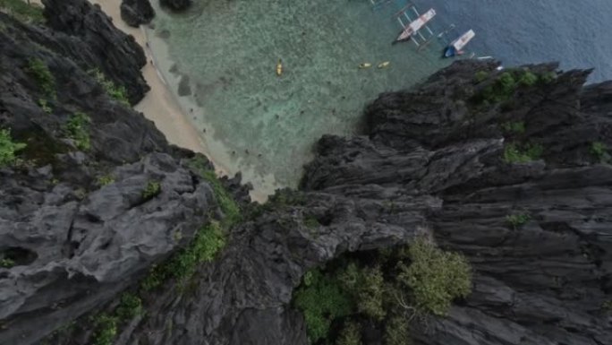 空中极限潜水视图岩石地层尖峰结构速度潜水到泻湖海滩热带岛屿