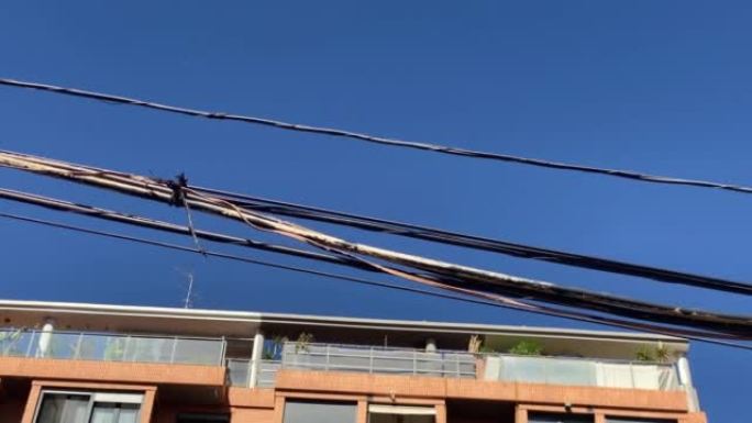 悬挂在两根木杆之间的电缆