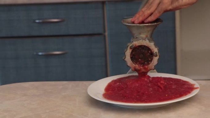 在通过绞肉机制作番茄汁手册的过程中