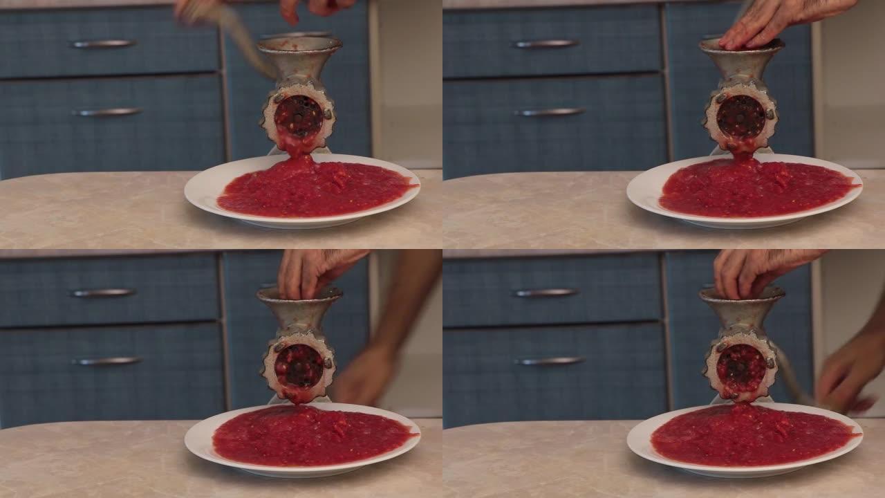 在通过绞肉机制作番茄汁手册的过程中