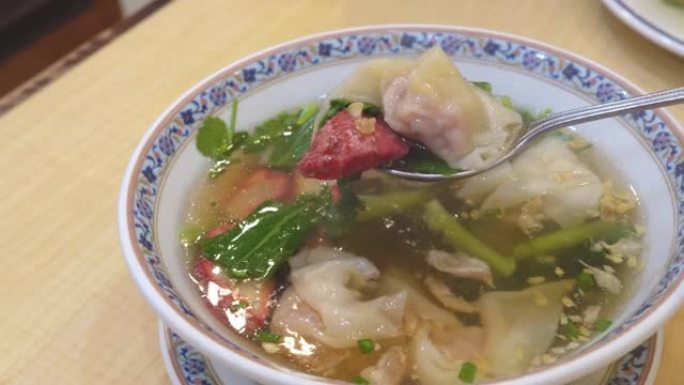 在白碗里吃馄饨汤和烧烤肉。塞满虾和蔬菜的小麦面团水饺。白碗大虾饺子汤 -- 亚洲美食风格