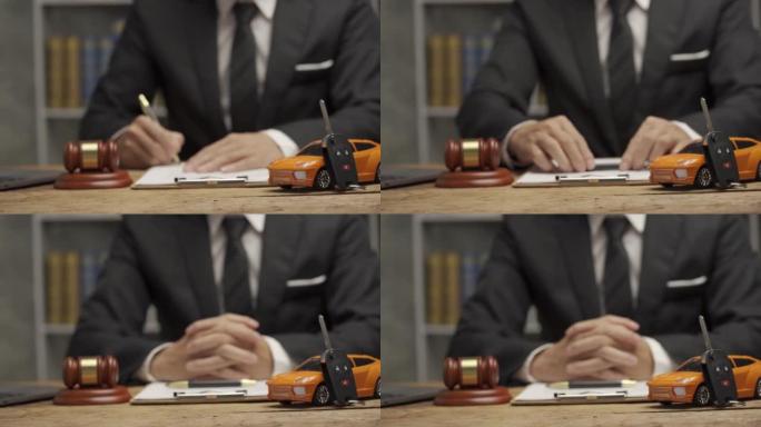 汽车拍卖概念-木槌和车钥匙放在木桌上 玩具车和法官木槌在桌子上