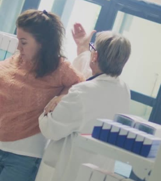 垂直视频: 女客户在药店失去平衡并感到头晕