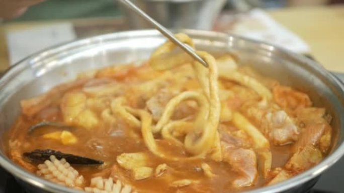 韩国泡菜汤配鱿鱼、贻贝的特写筷子精选鱼粉