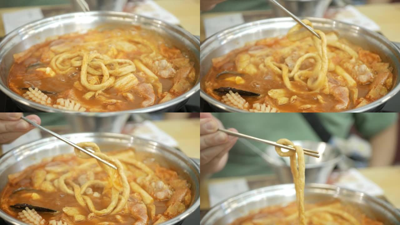 韩国泡菜汤配鱿鱼、贻贝的特写筷子精选鱼粉