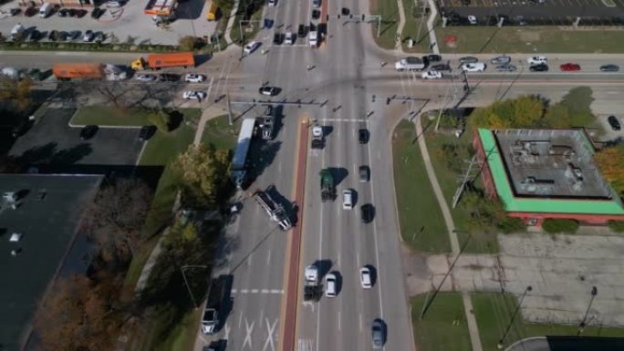 无人驾驶飞机观看卡车倾覆阻塞交通的道路事故。内珀维尔。伊尔。美国，2022年11月15日。