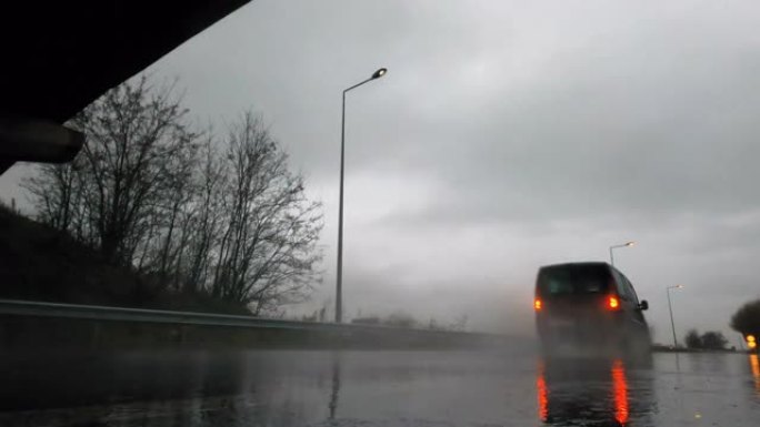 马其顿科卡尼-10月20日，2019: 一辆小汽车在桥下大雨中驶过