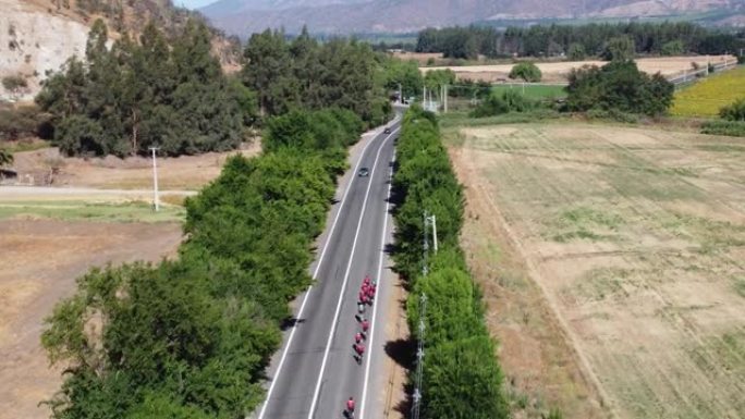4k笔直道路上的一组自行车手的鸟瞰图
