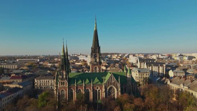 在乌克兰利沃夫镇的圣奥尔加教堂和伊丽莎白老天主教大教堂的历史中心上空飞行无人机的4k航拍画面。欧洲古