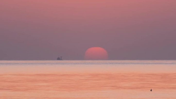 太阳升起的太阳从海面上的特写镜头