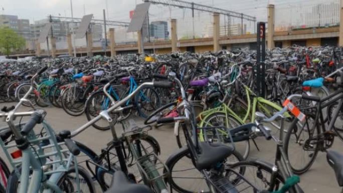 荷兰埃因霍温中央车站附近许多自行车的景色