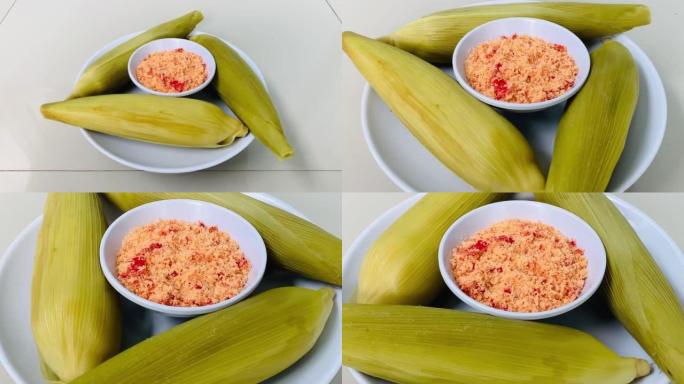 玉米棒上的玉米仍然与皮肤完整，非常适合与盐和辣椒一起食用。