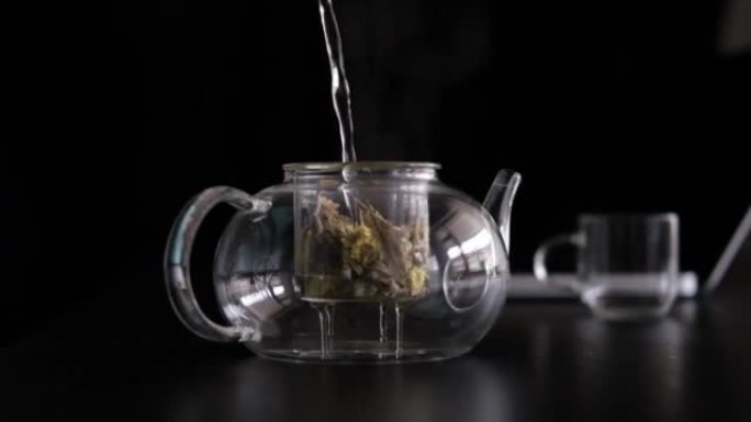 从茶壶流向茶杯的新鲜茶