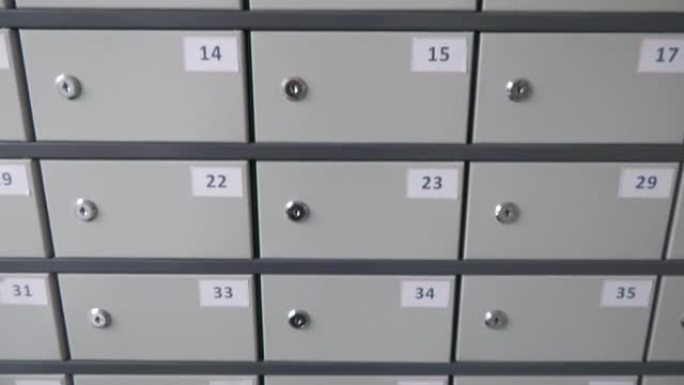 银行存款箱。存档存储文件搜索。装满传单和信件的邮箱