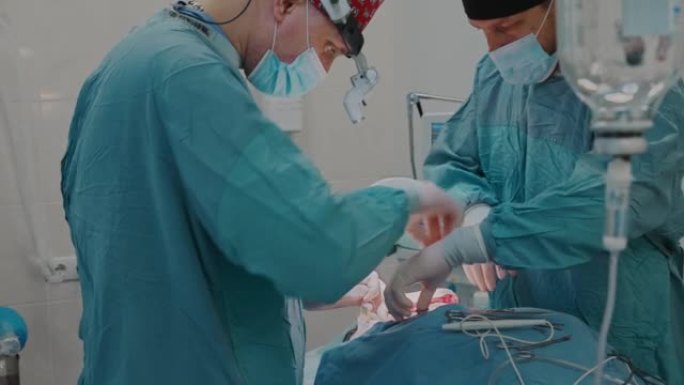 医疗小组使用医用线对淋巴结进行手术，并用医用剪刀切割多余的部分