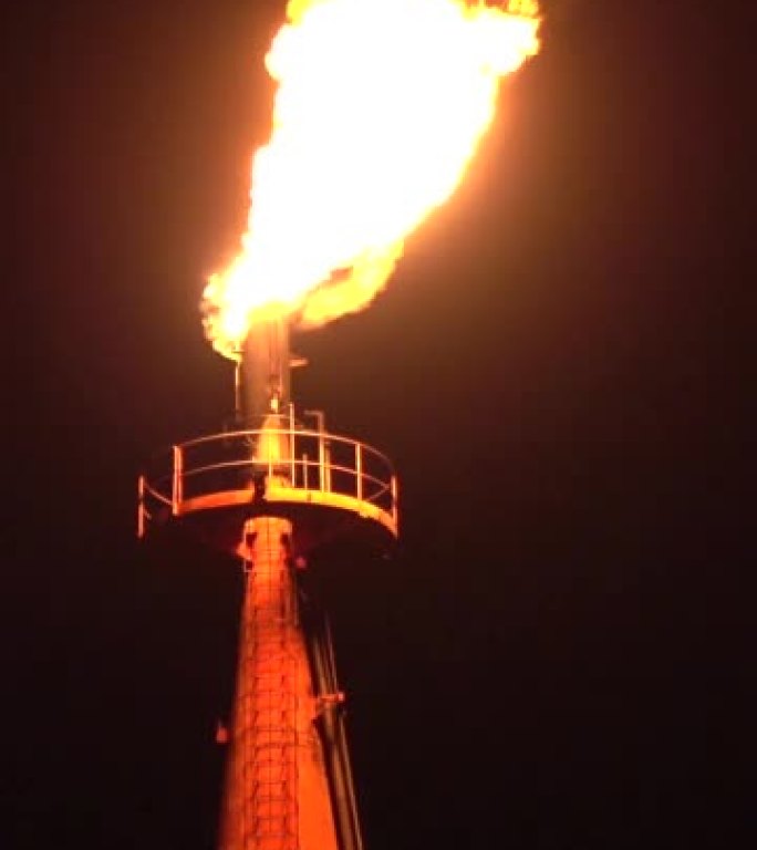 夜间制造工厂。炼油厂的管道有火焰冒出来。