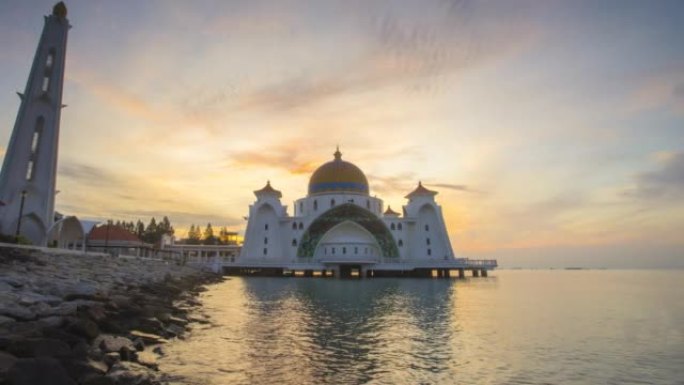 马六甲海峡清真寺日落时的4K延时照片。缩小效果