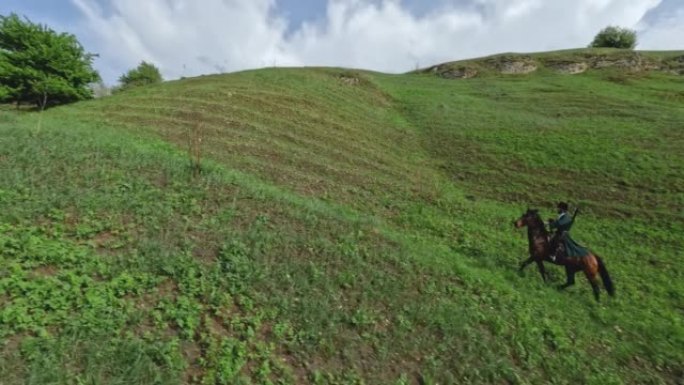 鸟瞰图高加索骑马者在山地丘陵地形景观中穿着传统的骑马