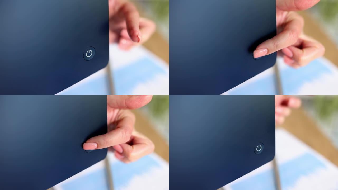 女性手指按下屏幕上的按钮的特写