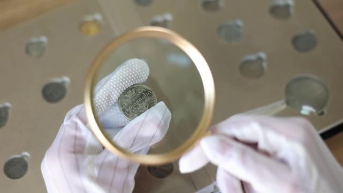 钱币学家检查古代收藏的钱币