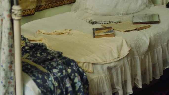 一本书和一面镜子躺在村房子的旧床上。