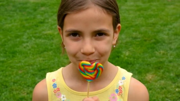 这孩子吃棒棒糖。选择性聚焦。孩子。