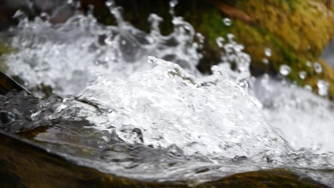 流淌的山泉水溪流小溪山水水流水花飞溅