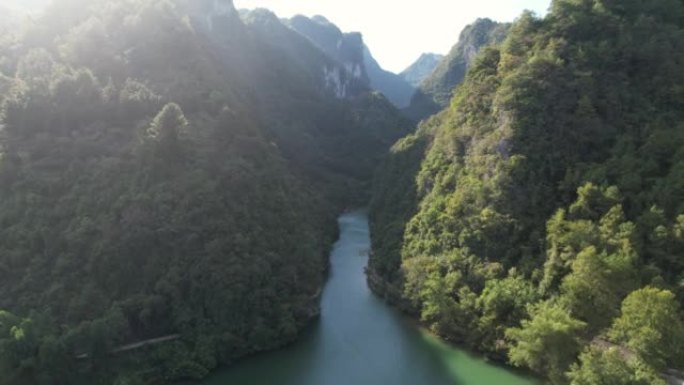 贵州省荔波县七个大拱门 (大旗孔) 风景区的Kast地层的空中放大