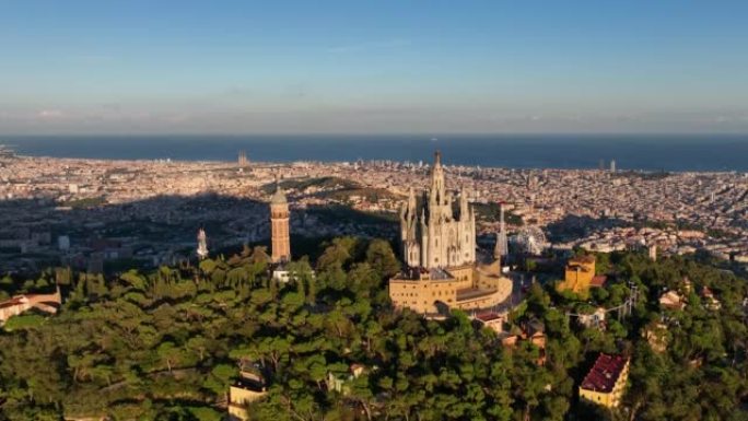蒂比达博山，巴塞罗那市天际线，日落时分有萨格拉特Cor寺。西班牙加泰罗尼亚