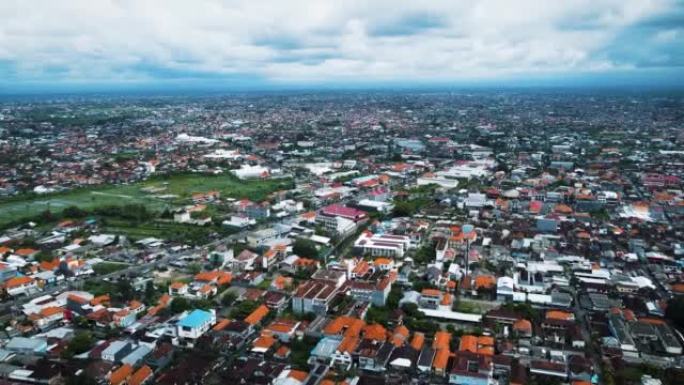 鸟瞰印度尼西亚巴厘岛登巴萨市的房屋和绿化