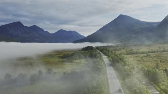 穿过挪威高地的道路上卡车的风景鸟瞰图