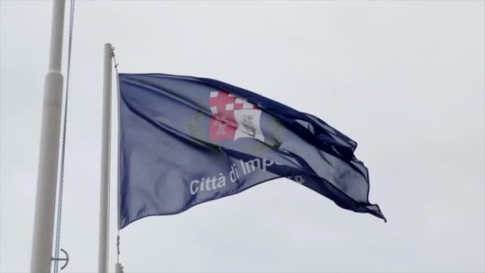 被风缓慢移动的帝国旗。意大利利古利亚。地中海。帝国城的标志。