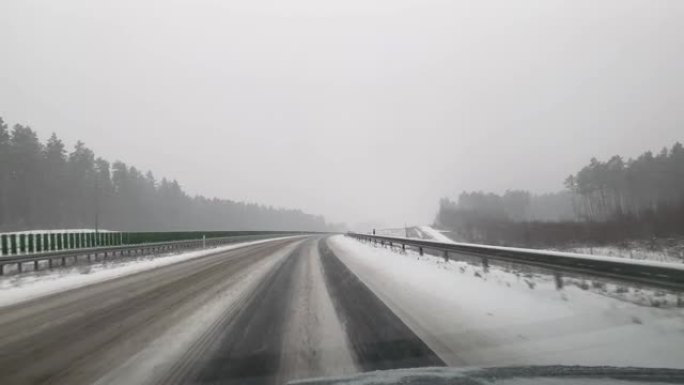 高速公路上的雪。危险驾驶