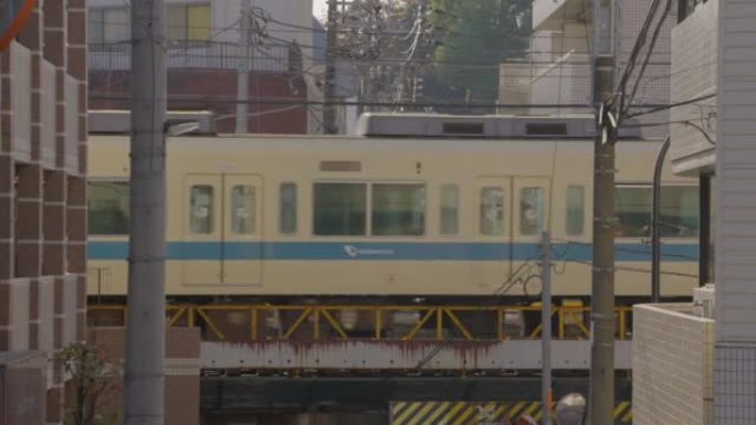 日本火车穿越小巷的远摄照片