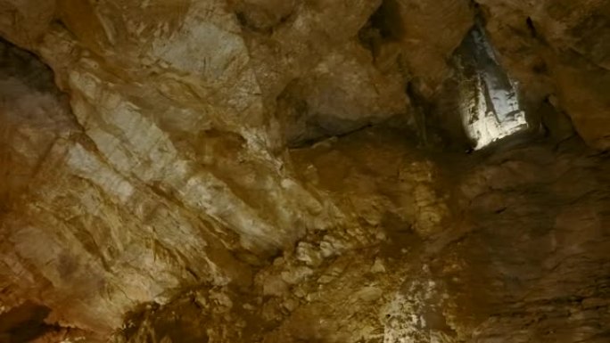 地下洞穴内部景观、冒险概念和洞穴学。行动。山洞里的岩石和阳光。