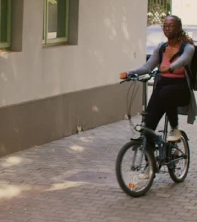 垂直视频: 骑自行车去顾客前门的非洲裔美国妇女