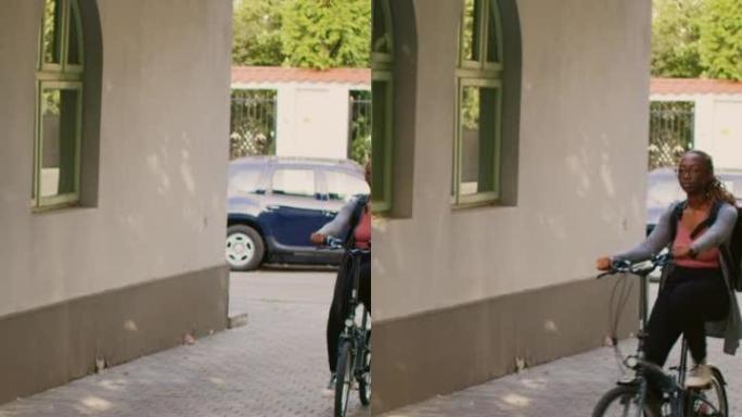 垂直视频: 骑自行车去顾客前门的非洲裔美国妇女