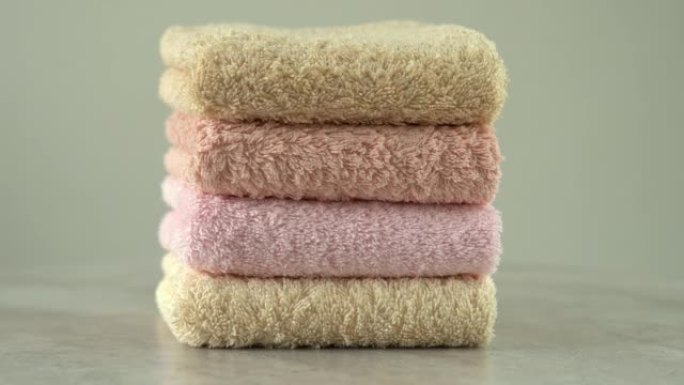 堆叠的棉质毛圈毛巾在船上旋转。洗澡、洗衣服、卫生