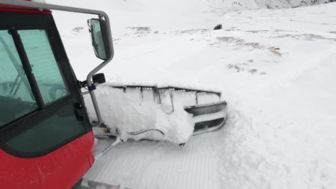 扫雪机救援拖拉机在暴风雨过后在山上快速行驶，慢动作