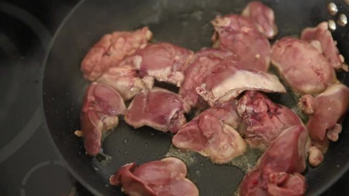 鸡肝生内脏烹饪禽肉准备油炸新鲜餐食小吃桌上复制空间食品背景俯视图