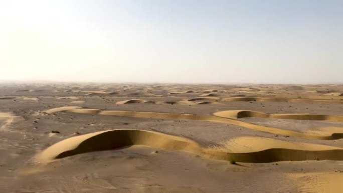 在巴基斯坦bal路支斯坦，可以看到带有沙丘的沙漠和带有阳光的黑色落基山脉